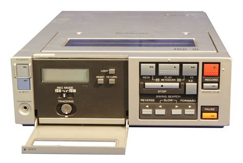 Beta betamax - Betamax era um formato de gravação em fita caseiro de 12,7 mm idealizado e fabricado pela Sony. É derivado de um formato de fita profissional, o U-matic, com 19,1 mm. Era vendido sob o nome de Betacord pela Sanyo, mas frequentemente era apenas chamado de Beta . 